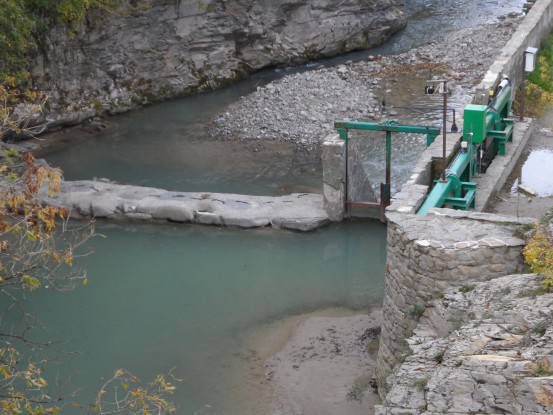 Energia pulita con annesso marciapiede nel letto del fiume