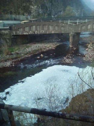 Strana schiuma nel fiume Chiese (Vobarno, Brescia)