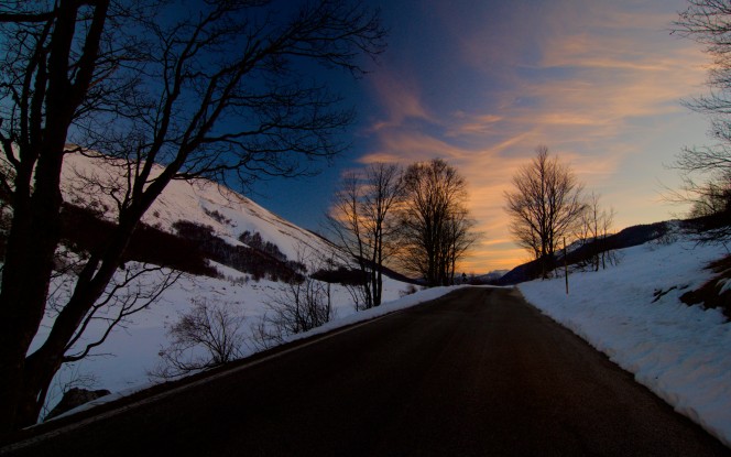 Il tramonto dietro le montagne