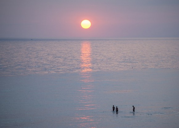 Una palla di fuoco spezza l’orizzonte