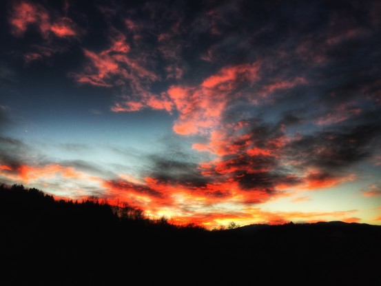 Il sole si tuffa tra le colline di Bedonia