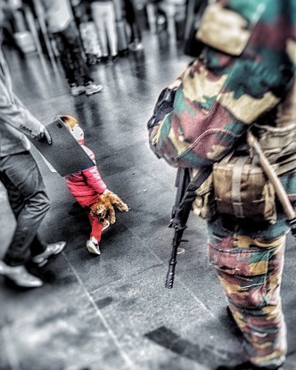 Bruxelles, la bambina e il soldato