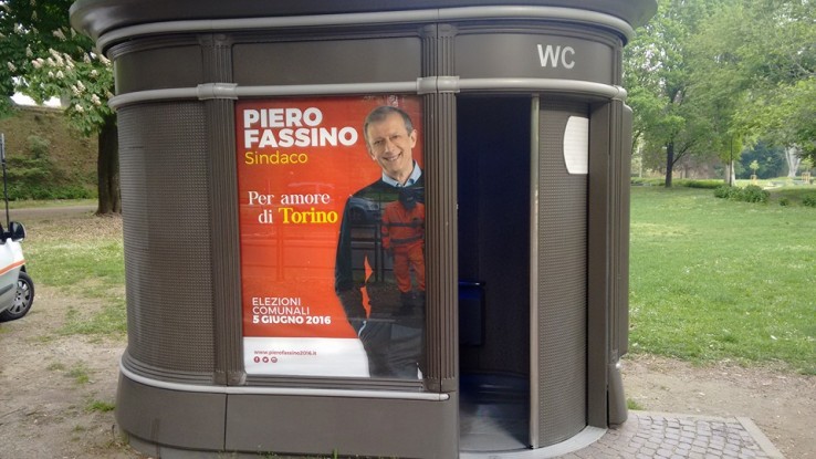 Più manifesto di m. di così non si può