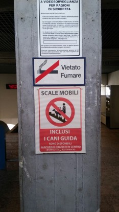 Scale mobili vietate ai non vedenti con cane guida