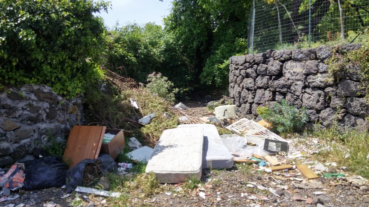 Rifiuti nella riviera dei limoni