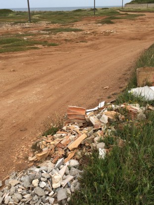 Rifiuti in riva al mare