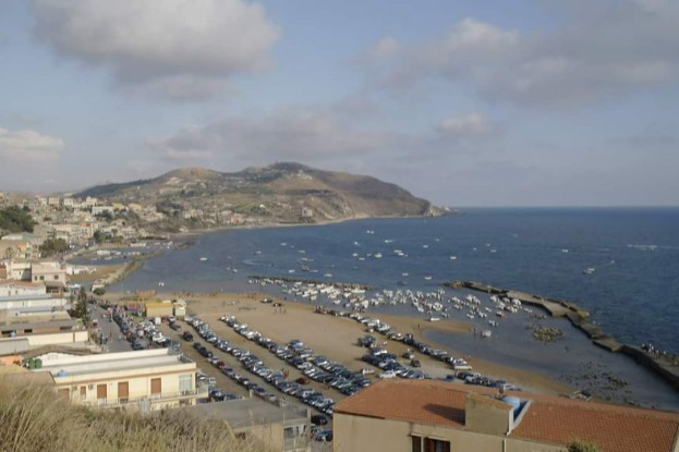 La storia della spiaggia usata come parcheggio