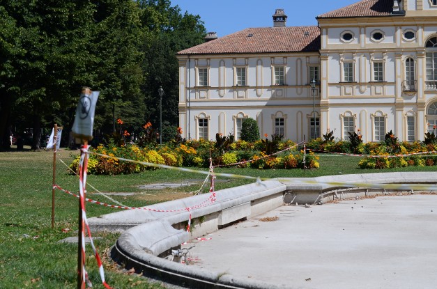 Torino, quella fontana chiusa da mesi