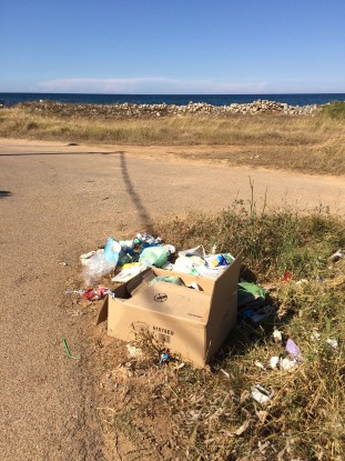 Rifiuti sulla spiaggia bandiera blu