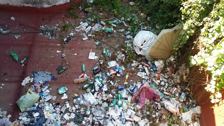 Napoli, monnezza e degrado alla stazione Circumvesuviana