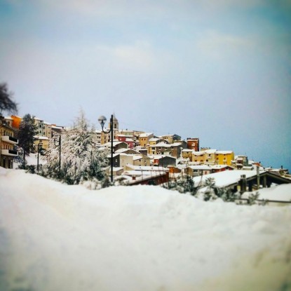 Il piccolo borgo sotto la neve [FOTO]