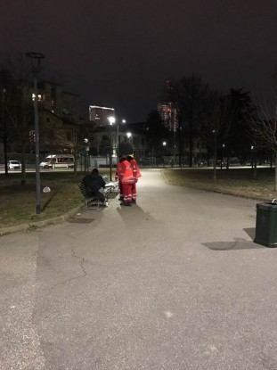 Italia al gelo, chi dorme sulla panchina e i primi soccorsi. Il racconto di Elena