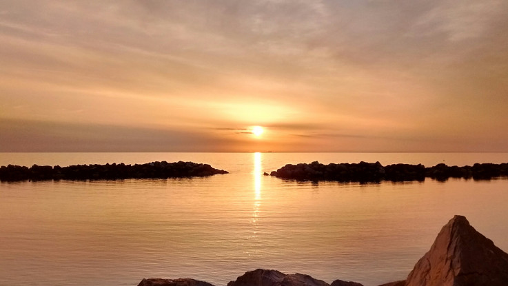 Cala la sera e il tramonto regala uno spettacolo unico [FOTO]