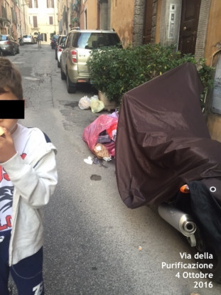 Roma, perché i nostri figli devono caminare tra i rifiuti? [FOTO]