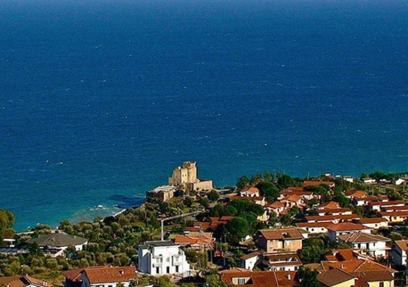 Un castello a picco sul mare, uno spettacolo unico [FOTO]