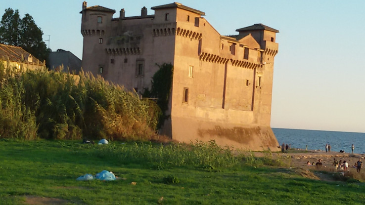 Castello a picco sul mare tra l’immondizia [FOTO]