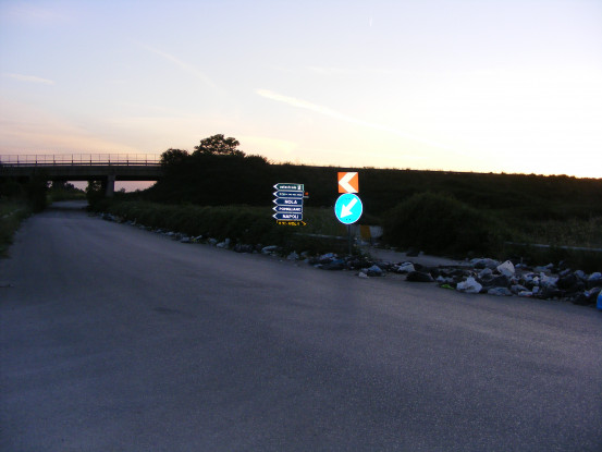 La monnezza arriva sulla superstrada [FOTO]