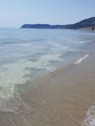 Questa spiaggia in Liguria fa schifo, il depuratore quando? Guardate cosa accade [FOTO]