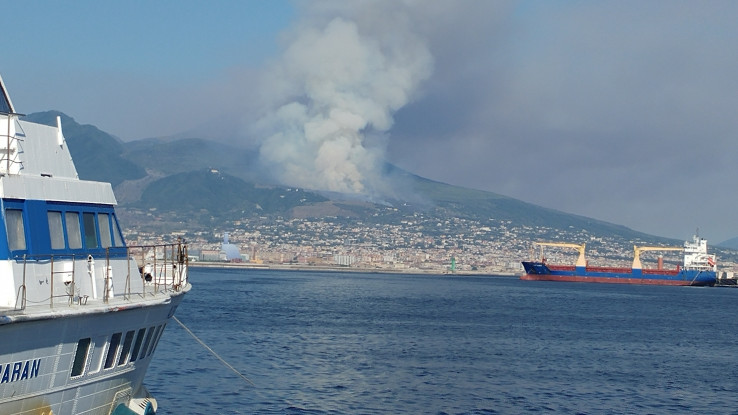 Il Vesuvio fuma… anzi, va in fumo [FOTO]