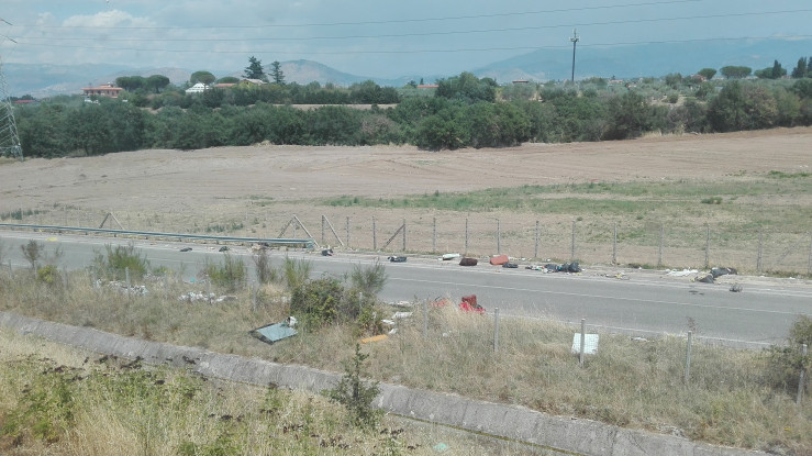 Una discarica on the road [FOTO]