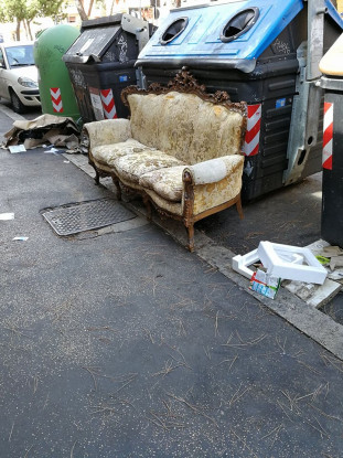 Rifiuti a Roma ‘prego accomodatevi’