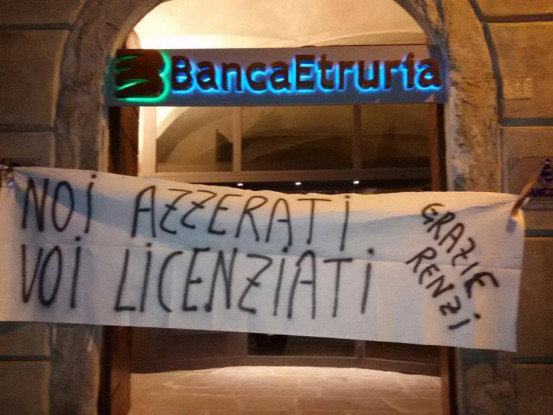 Banche, striscioni anti Renzi ad Arezzo ‘che faccia tosta’ [LE FOTO]