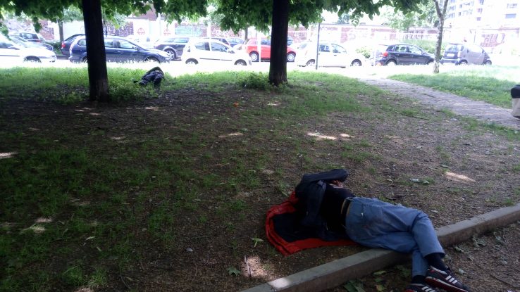 Milano, degrado in pieno centro in un parco frequentato da bambini [Foto]