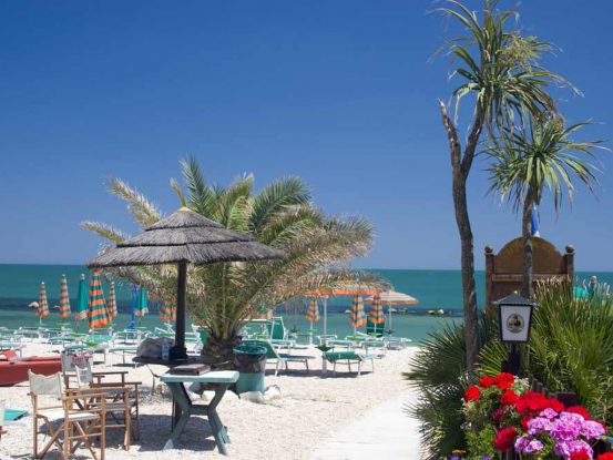 Notizia choc dalla spiaggia! Ragazza di 15 anni si punge il piede con una siringa tra la sabbia