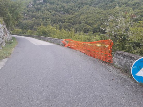 SP 18b Sanza – Rofrano, muretto rattoppato con la plastica: “pericolo di morte” [FOTO]