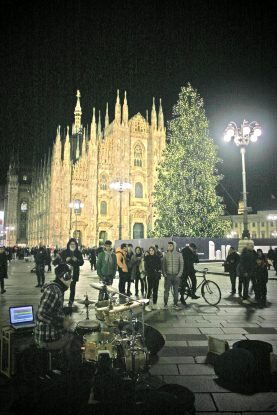 Batterista in piazza Duomo, Milano