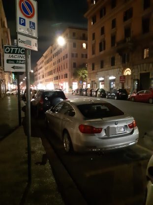 Ma la Polizia di Stato può parcheggiare sullo spazio riservato ai disabili? [FOTO]