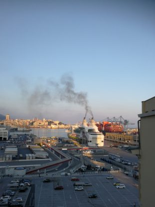Grandi Navi a Genova: è normale che fumino tanto?