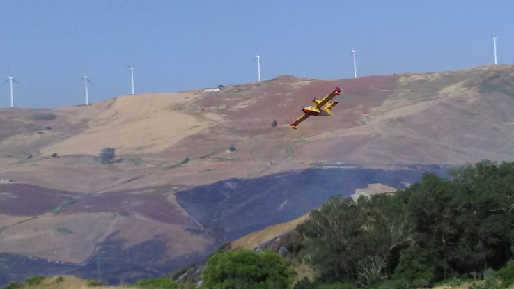 Grosso incendio in un parco fotovoltaico a Caltavuturo (Pa) Sicilia