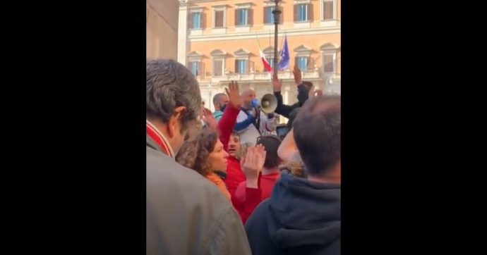 #IoApro in piazza, la protesta a Montecitorio: “Questa sera sotto la doccia pensatemi” [VIDEO]